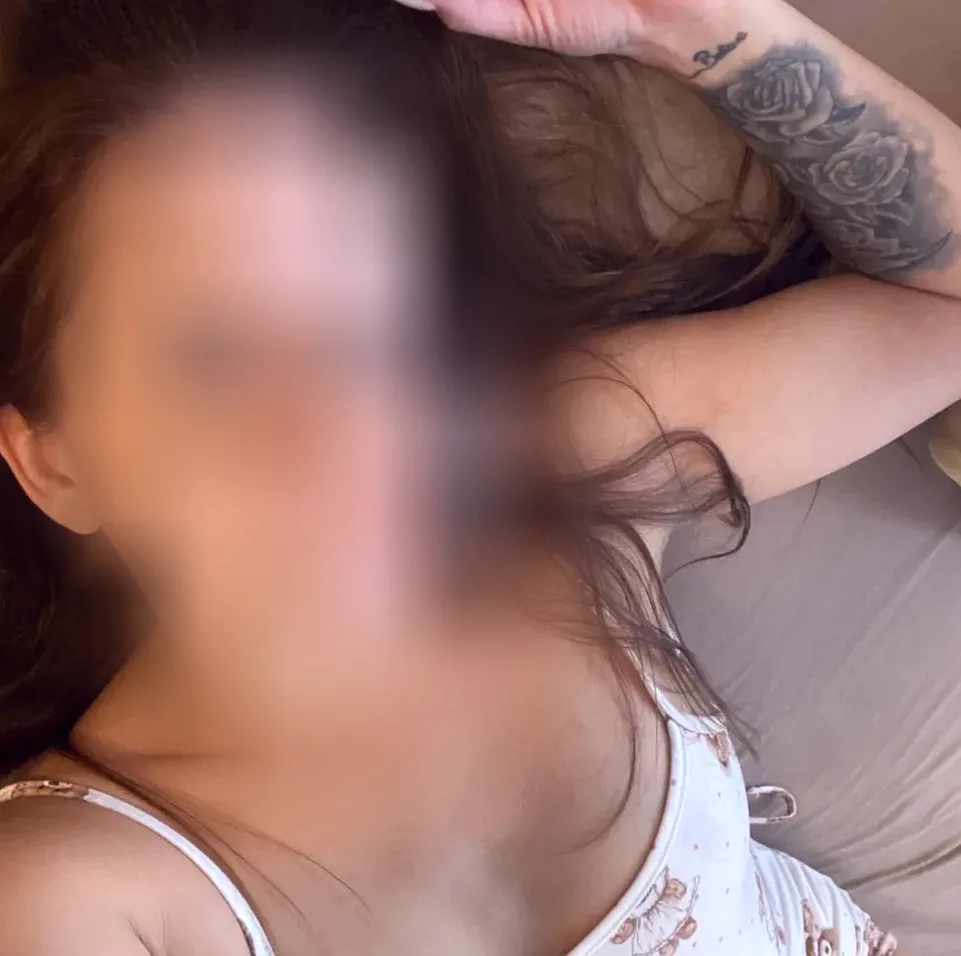 Ellie, 25